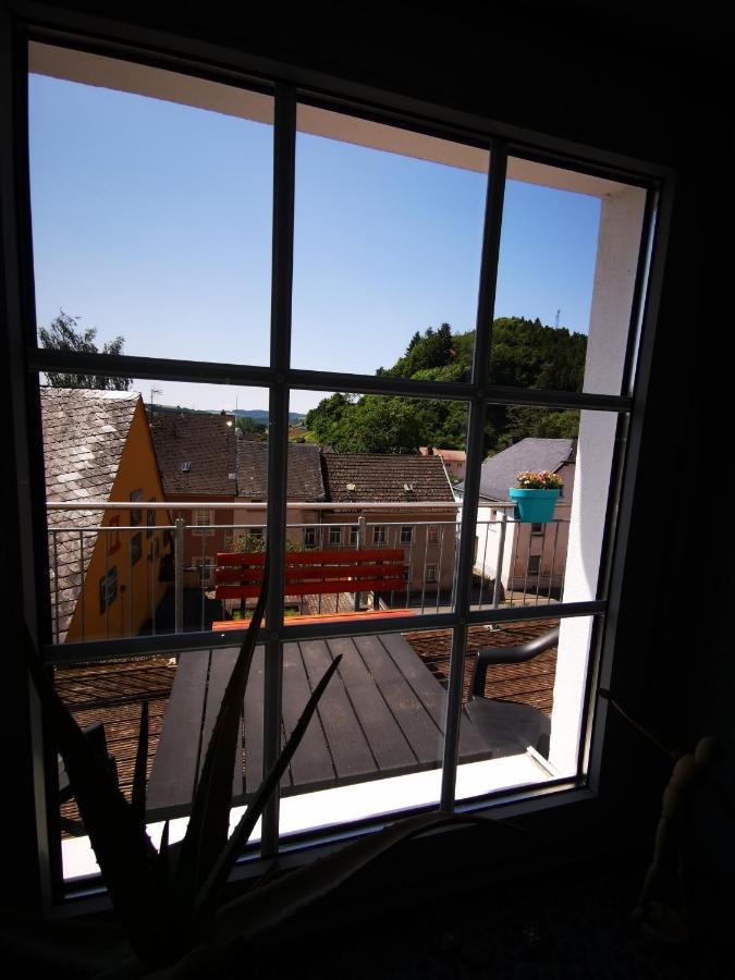 Mooi Ruim Appartement In Antieke Stadsboerderij Schönecken Extérieur photo